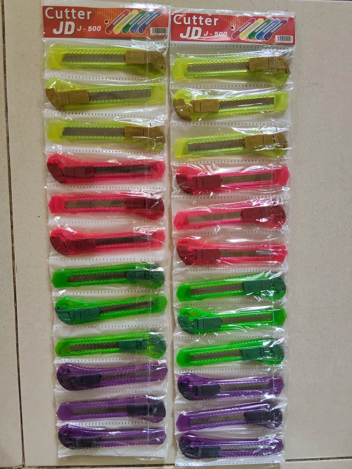 Pisau Cutter Besar JD J-500 Neon Transparan Auto-Lock Lembaran Gantung Display (12 Pcs)