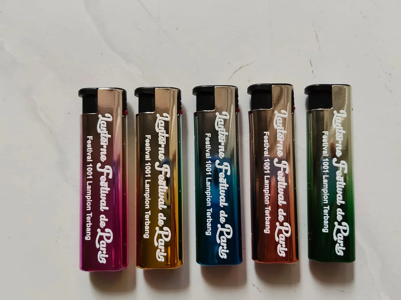 Finishing matte vs gloss pada korek custom print UV. Klien bisa request tekstur timbul 3D agar genggaman lebih mantap dan visual logo perusahaan terlihat lebih mewah ✨